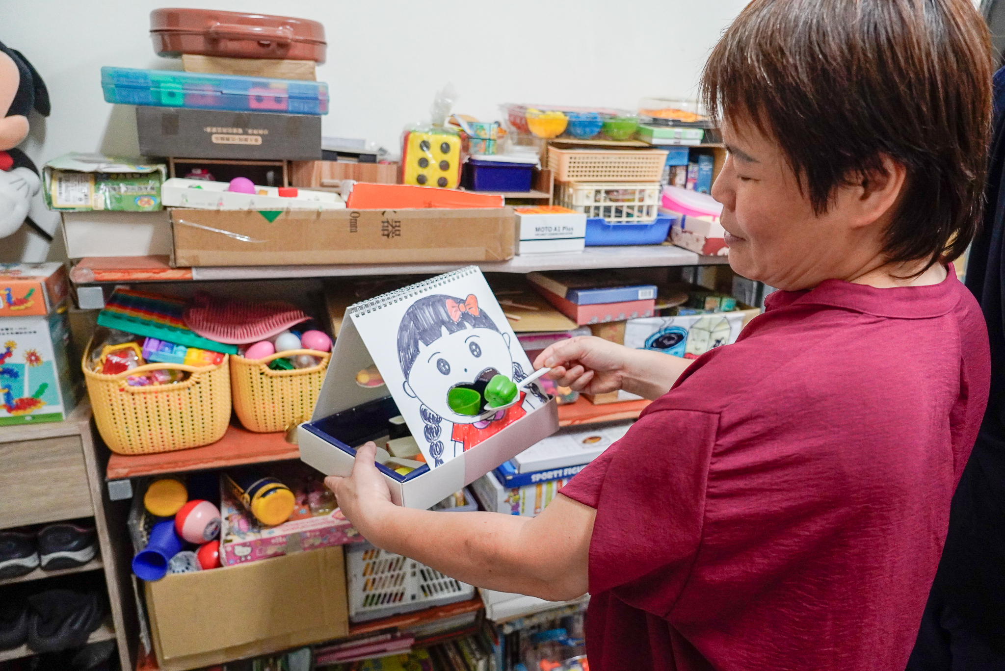 董珮彤自製道具輔助教學 如吃水果圖卡 讓孩子練習夾入口中 以此訓練飲食的情境